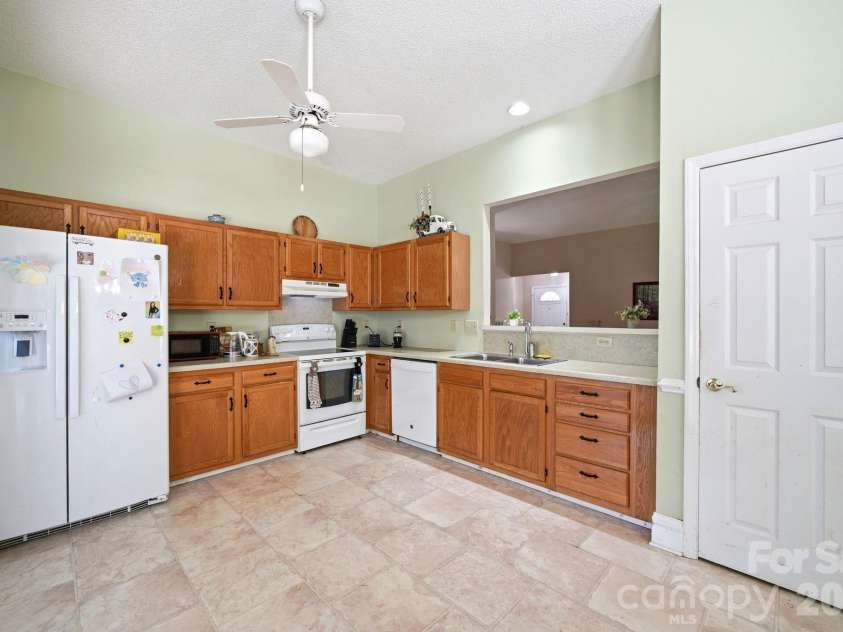 12209 Woodbend Drive, Matthews, NC 28105.  MLS# CAR4386344, YatesRealty ID 28675. 