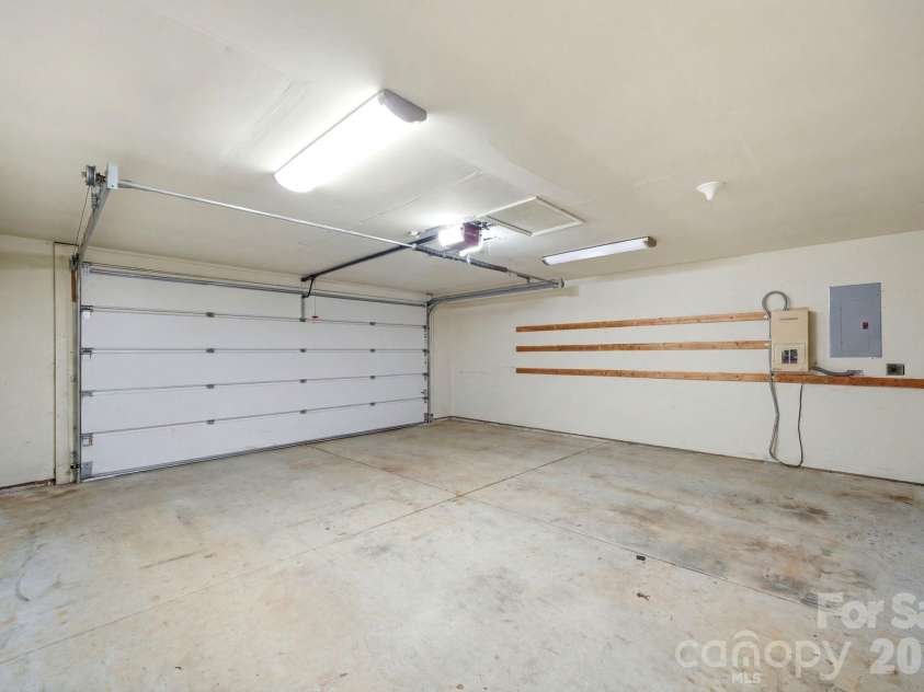 12209 Woodbend Drive, Matthews, NC 28105.  MLS# CAR4386344, YatesRealty ID 28675. 