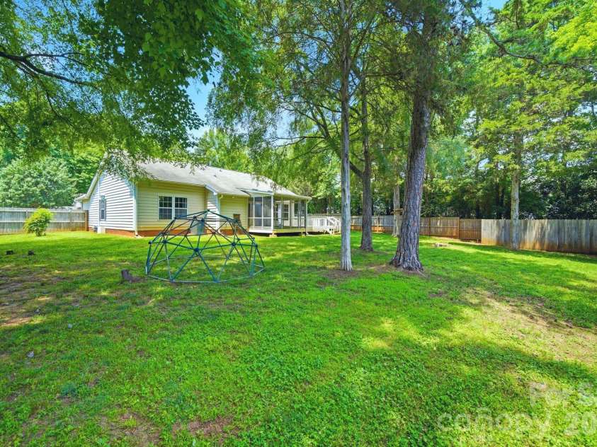 12209 Woodbend Drive, Matthews, NC 28105.  MLS# CAR4386344, YatesRealty ID 28675. 