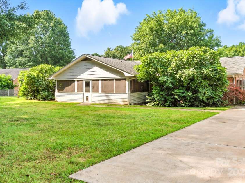 1221 McCorkle Road, Charlotte, NC 28214.  MLS# CAR4281533, YatesRealty ID 28676. 