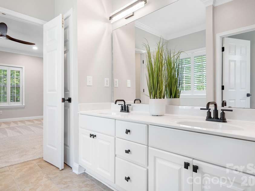 17028 Pennington Drive, Huntersville, NC 28078.  MLS# CAR4388280, YatesRealty ID 28677. Master Bath