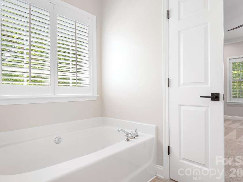 17028 Pennington Drive, Huntersville, NC 28078.  MLS# CAR4388280, YatesRealty ID 28677. Master Bath