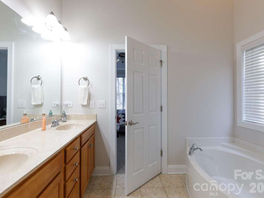 2656 Stonetrace Drive, Rock Hill, SC 29730.  MLS# CAR4338660, YatesRealty ID 28678. Primary bath