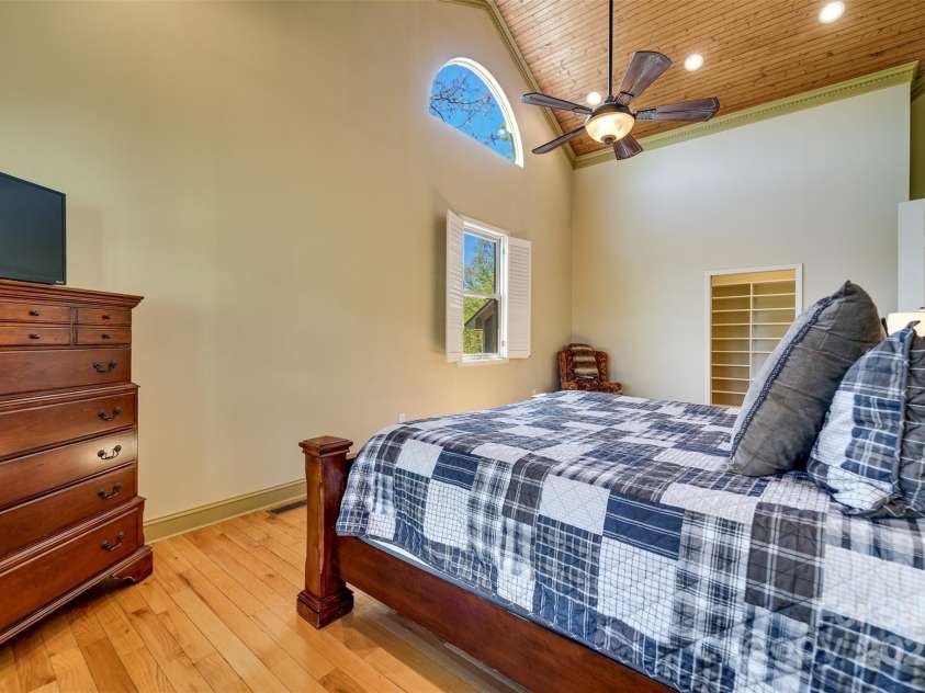315 Black Bear Crossing, Bryson City, NC 28713.  MLS# CAR4263887, YatesRealty ID 28678. 