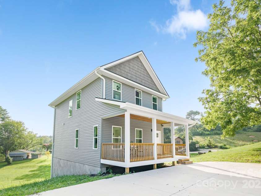 8 Green Tree Lane, Asheville, NC 28805.  MLS# CAR4289236, YatesRealty ID 2868. 