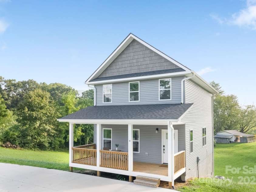 8 Green Tree Lane, Asheville, NC 28805.  MLS# CAR4289236, YatesRealty ID 2868. 