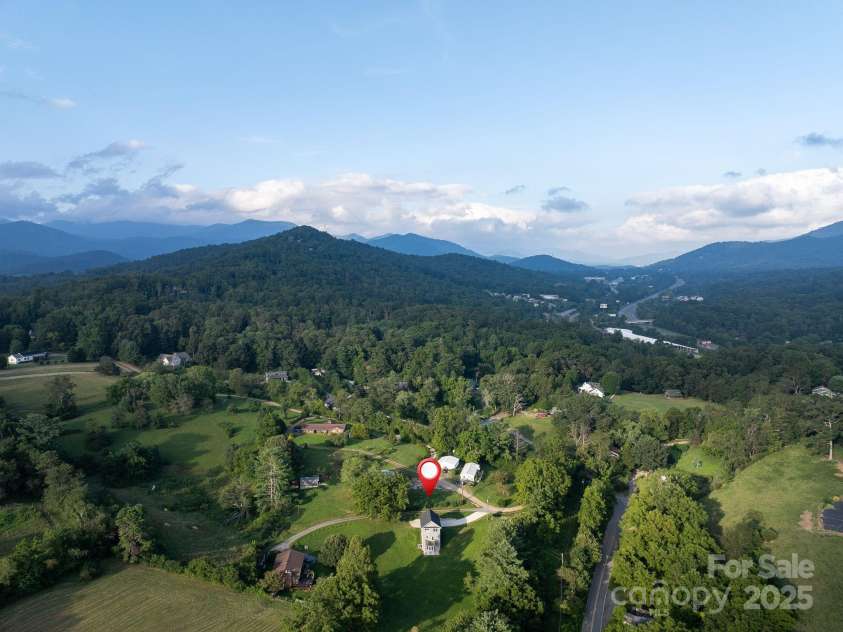 8 Green Tree Lane, Asheville, NC 28805.  MLS# CAR4289236, YatesRealty ID 2868. 