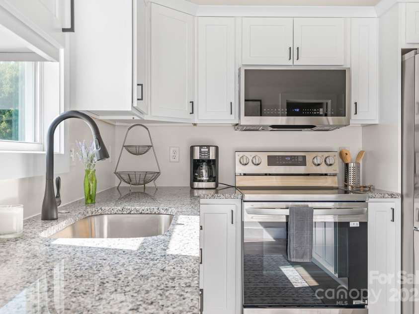8 Green Tree Lane, Asheville, NC 28805.  MLS# CAR4289236, YatesRealty ID 2868. Gorgeous granite countertops
