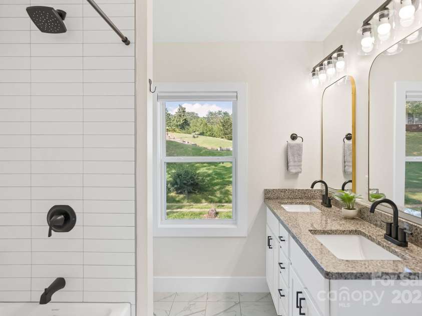 8 Green Tree Lane, Asheville, NC 28805.  MLS# CAR4289236, YatesRealty ID 2868. Primary ensuite bathroom with tile shower