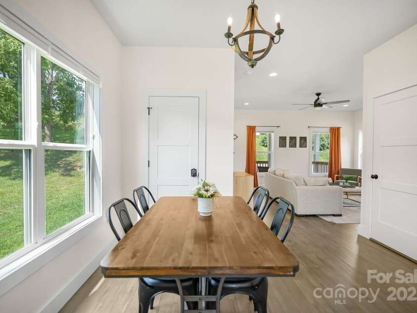 8 Green Tree Lane, Asheville, NC 28805.  MLS# CAR4289236, YatesRealty ID 2868. Spacious dining area