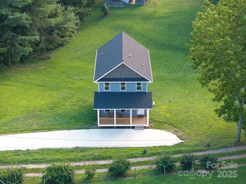 8 Green Tree Lane, Asheville, NC 28805.  MLS# CAR4289236, YatesRealty ID 2868. The hidden acre