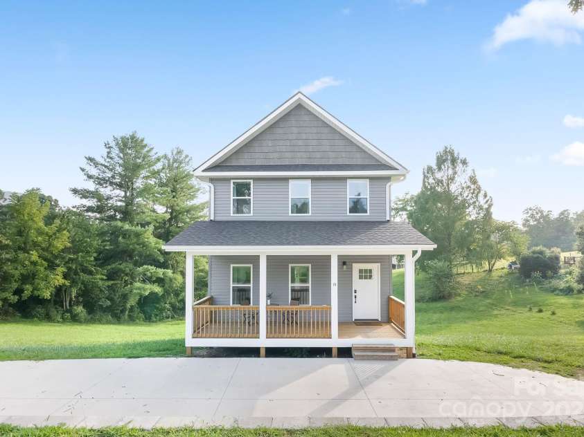 8 Green Tree Lane, Asheville, NC 28805.  MLS# CAR4289236, YatesRealty ID 2868. Welcome home