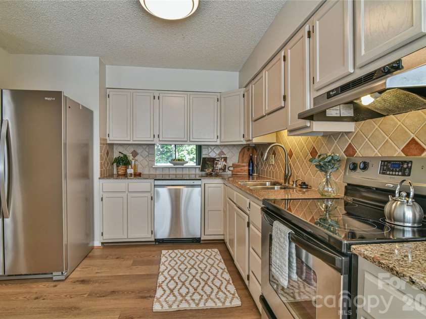 63 Hollybrook Drive, Asheville, NC 28803.  MLS# CAR4383971, YatesRealty ID 28682. Convenient pass-through window to the dining space.