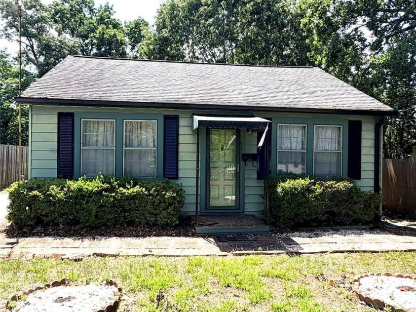 731 10th Street Boulevard, Hickory, NC 28601.  MLS# CAR4387173, YatesRealty ID 28685. 