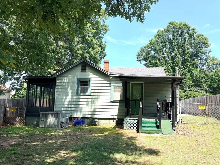 731 10th Street Boulevard, Hickory, NC 28601.  MLS# CAR4387173, YatesRealty ID 28685. 