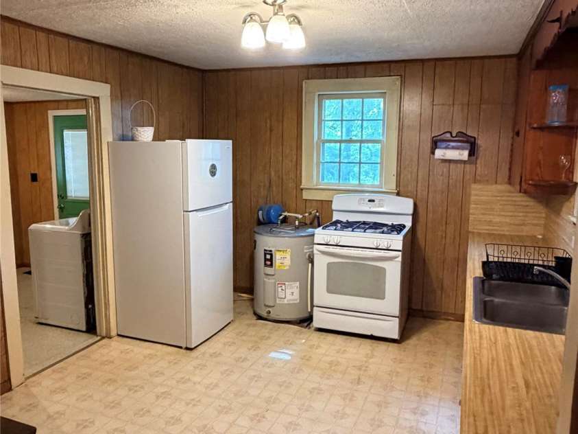 731 10th Street Boulevard, Hickory, NC 28601.  MLS# CAR4387173, YatesRealty ID 28685. 