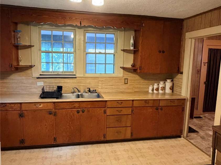 731 10th Street Boulevard, Hickory, NC 28601.  MLS# CAR4387173, YatesRealty ID 28685. 