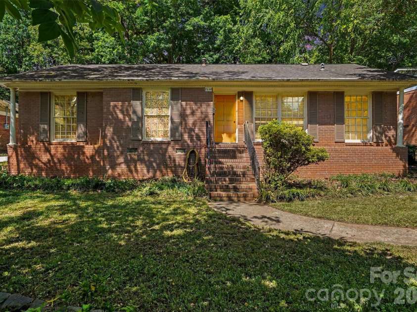 2330 Wensley Drive, Charlotte, NC 28210.  MLS# CAR4386885, YatesRealty ID 28686. 