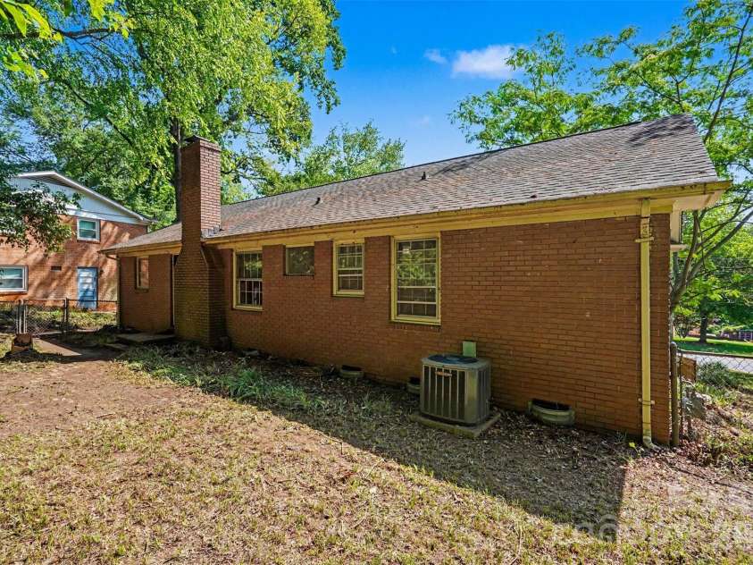 2330 Wensley Drive, Charlotte, NC 28210.  MLS# CAR4386885, YatesRealty ID 28686. 