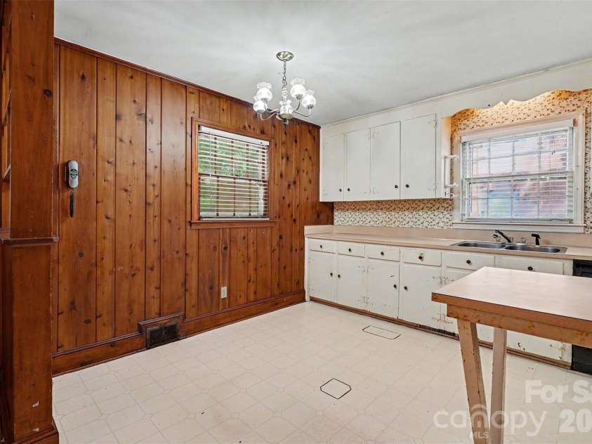 2330 Wensley Drive, Charlotte, NC 28210.  MLS# CAR4386885, YatesRealty ID 28686. Breakfast