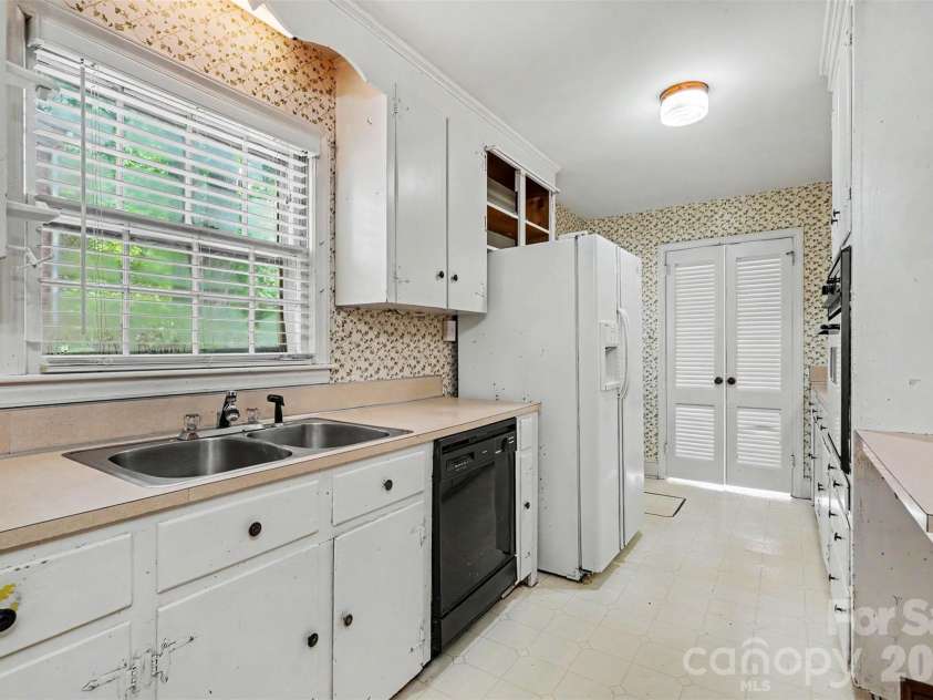2330 Wensley Drive, Charlotte, NC 28210.  MLS# CAR4386885, YatesRealty ID 28686. Kitchen