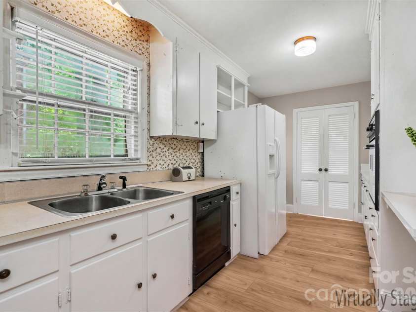 2330 Wensley Drive, Charlotte, NC 28210.  MLS# CAR4386885, YatesRealty ID 28686. Virtually staged