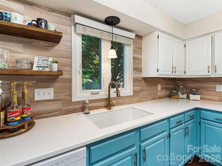 12401 Bentcreek Lane, Matthews, NC 28105.  MLS# CAR4389317, YatesRealty ID 28687. 