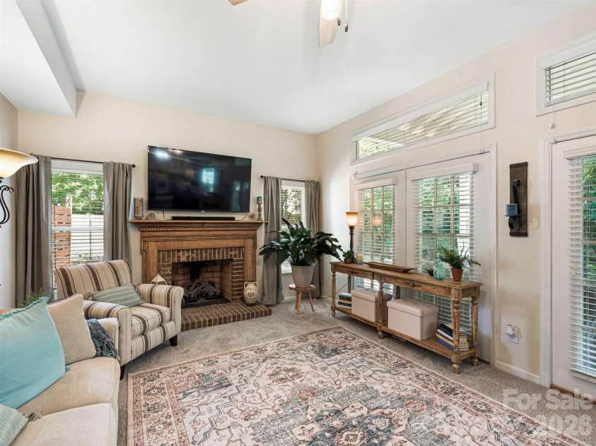 12401 Bentcreek Lane, Matthews, NC 28105.  MLS# CAR4389317, YatesRealty ID 28687. 