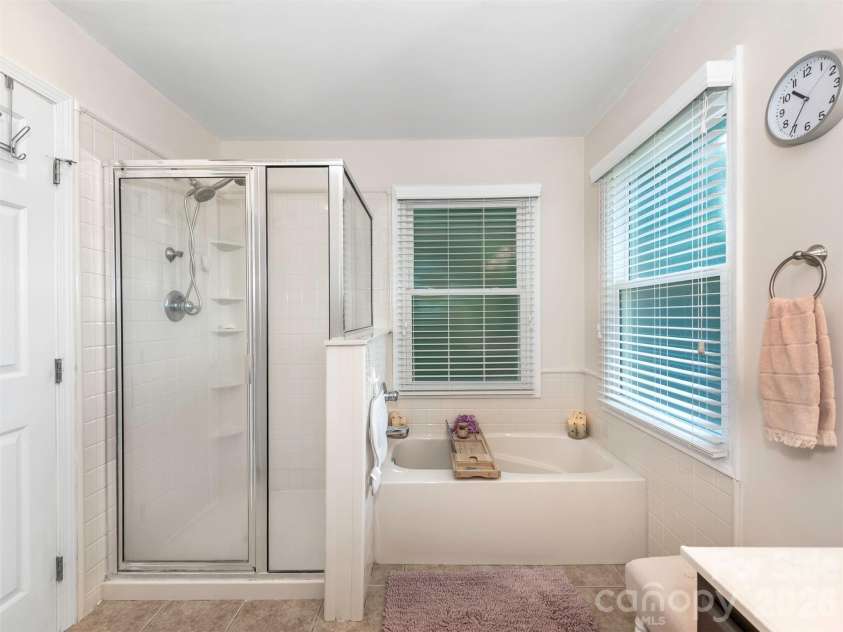 12401 Bentcreek Lane, Matthews, NC 28105.  MLS# CAR4389317, YatesRealty ID 28687. 