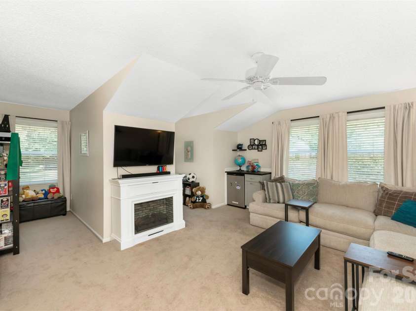 12401 Bentcreek Lane, Matthews, NC 28105.  MLS# CAR4389317, YatesRealty ID 28687. 
