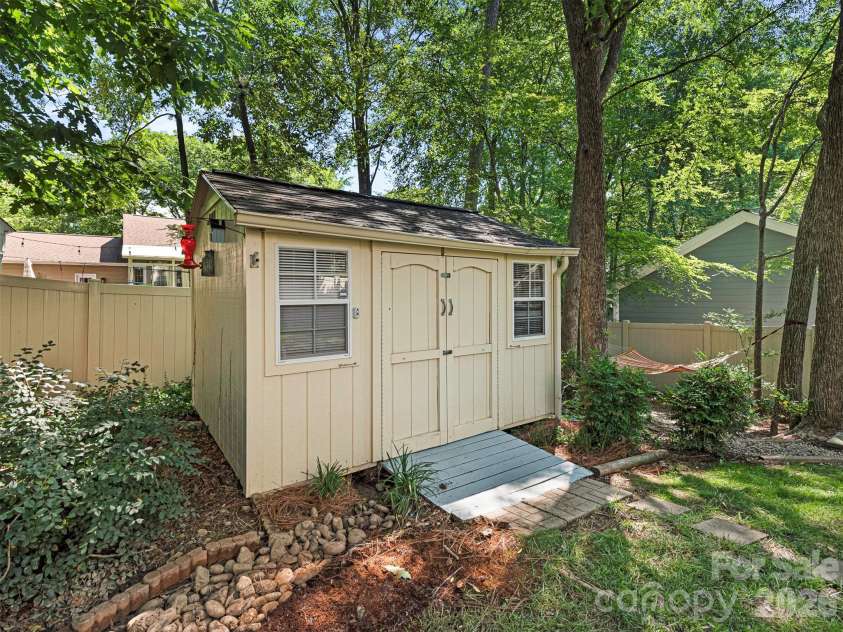 12401 Bentcreek Lane, Matthews, NC 28105.  MLS# CAR4389317, YatesRealty ID 28687. 