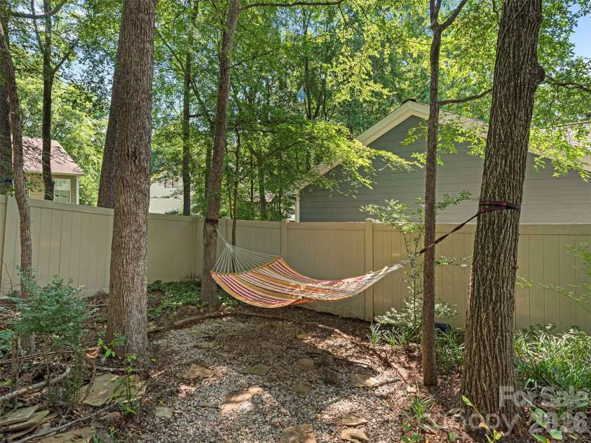 12401 Bentcreek Lane, Matthews, NC 28105.  MLS# CAR4389317, YatesRealty ID 28687. 