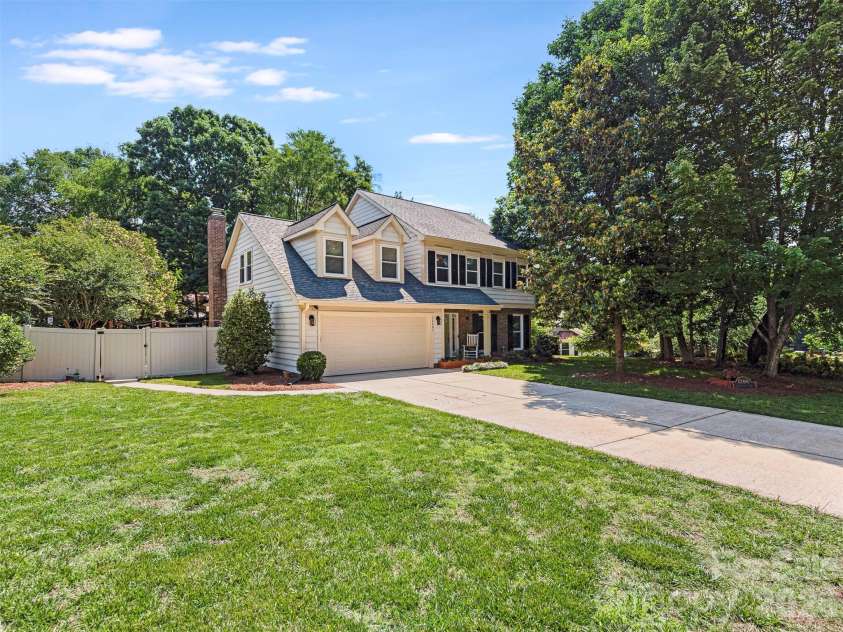 12401 Bentcreek Lane, Matthews, NC 28105.  MLS# CAR4389317, YatesRealty ID 28687. 