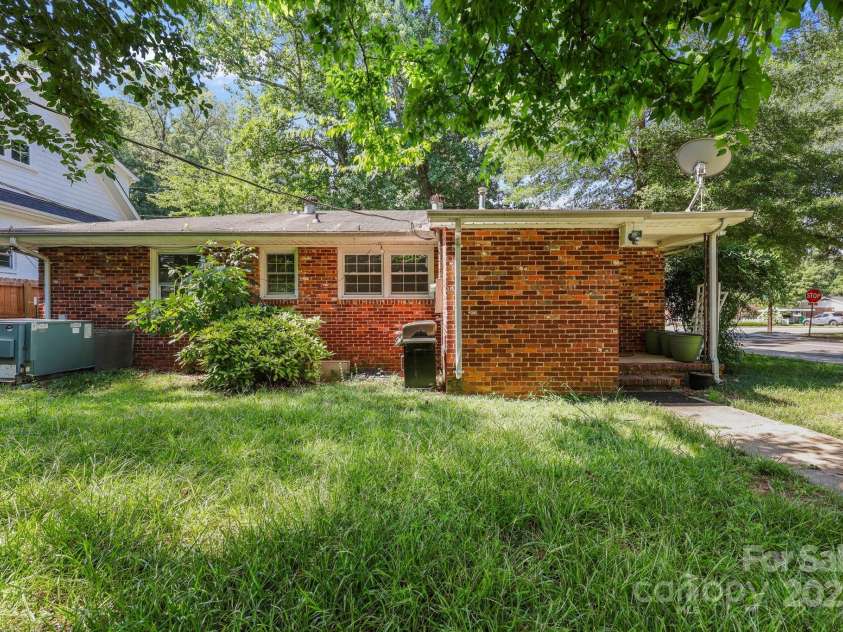 701 Hollis Road, Charlotte, NC 28209.  MLS# CAR4284205, YatesRealty ID 28691. 