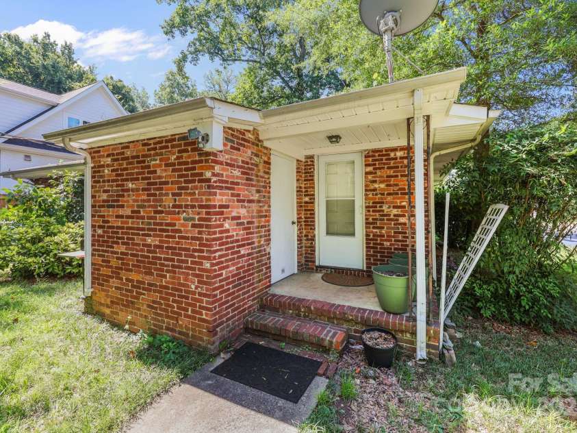 701 Hollis Road, Charlotte, NC 28209.  MLS# CAR4284205, YatesRealty ID 28691. 