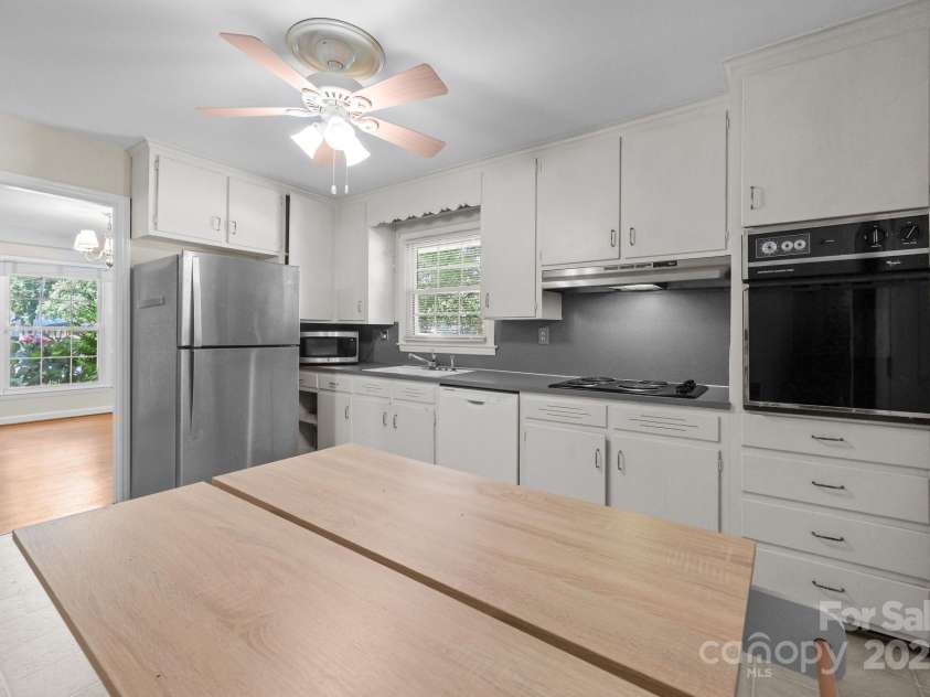 701 Hollis Road, Charlotte, NC 28209.  MLS# CAR4284205, YatesRealty ID 28691. 