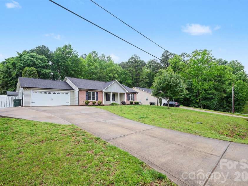 2325 Montford Avenue, Concord, NC 28027.  MLS# CAR4377118, YatesRealty ID 28697. 