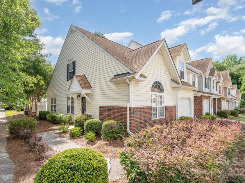 11921 Lambert Bridge Drive, Charlotte, NC 28270.  MLS# CAR4282578, YatesRealty ID 28698. Corner lot/end unit