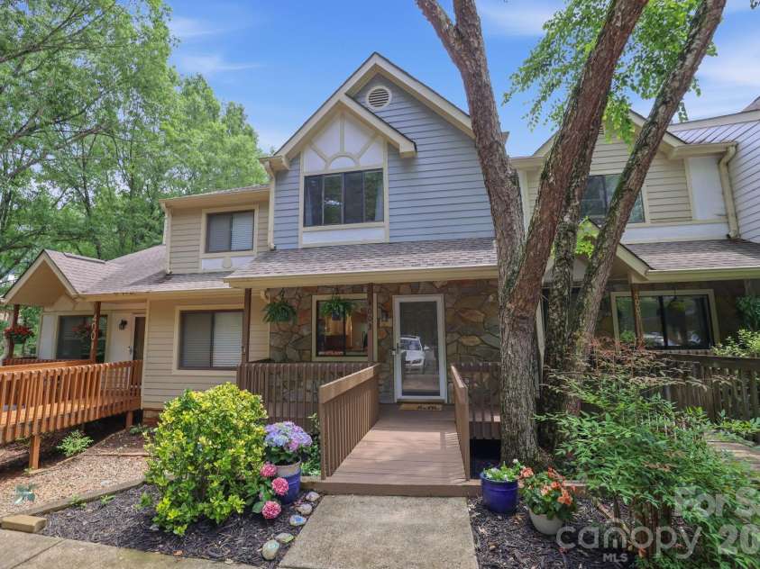 4003 North Course Drive, Charlotte, NC 28277.  MLS# CAR4386879, YatesRealty ID 28698. 