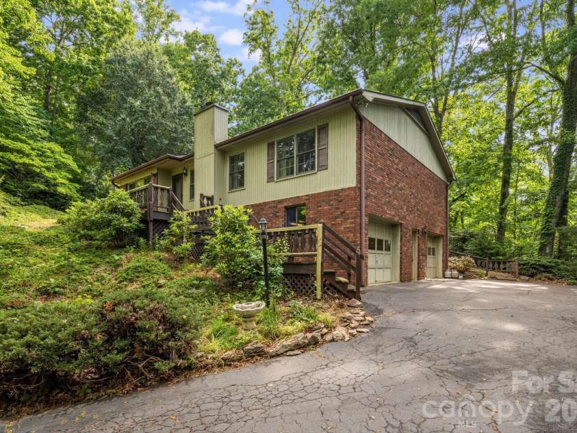 636 Goldview Drive, Hendersonville, NC 28791.  MLS# CAR4384604, YatesRealty ID 28699. 
