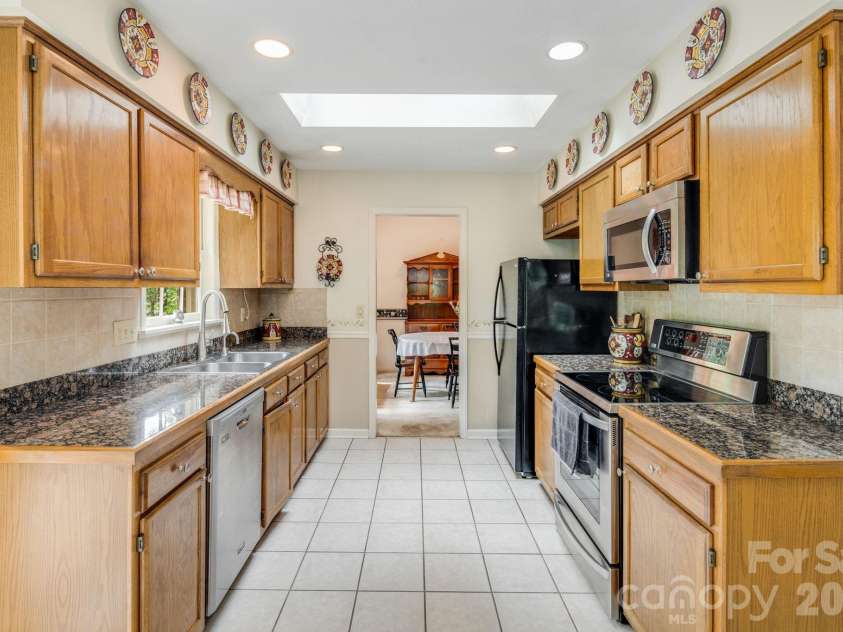 636 Goldview Drive, Hendersonville, NC 28791.  MLS# CAR4384604, YatesRealty ID 28699. 