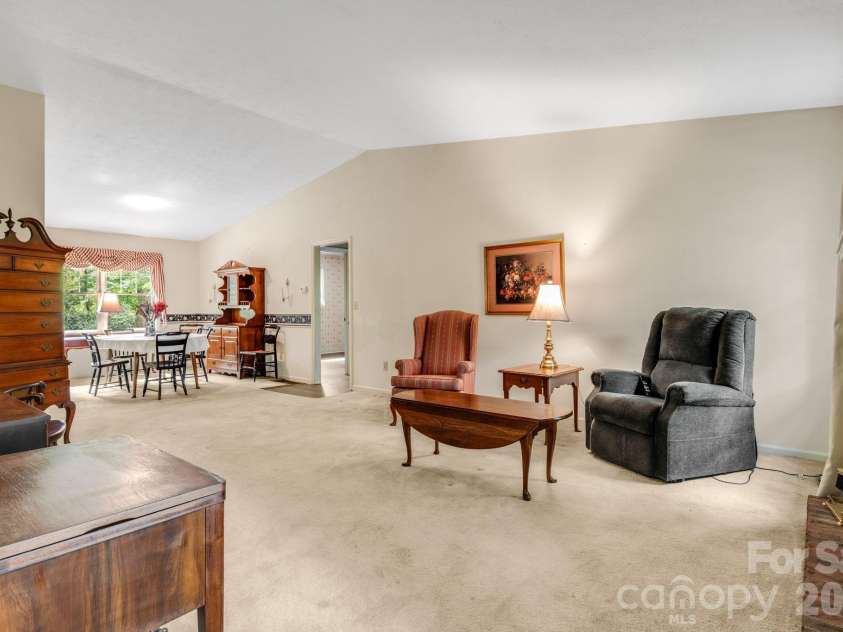 636 Goldview Drive, Hendersonville, NC 28791.  MLS# CAR4384604, YatesRealty ID 28699. 