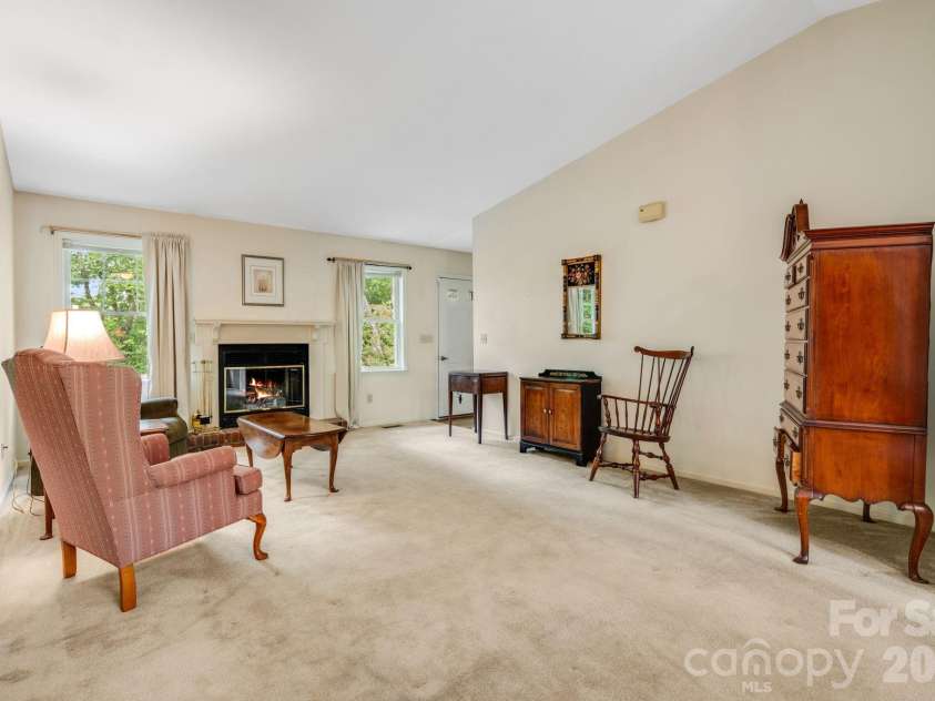 636 Goldview Drive, Hendersonville, NC 28791.  MLS# CAR4384604, YatesRealty ID 28699. 