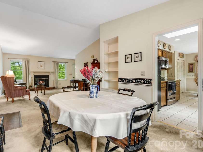 636 Goldview Drive, Hendersonville, NC 28791.  MLS# CAR4384604, YatesRealty ID 28699. 
