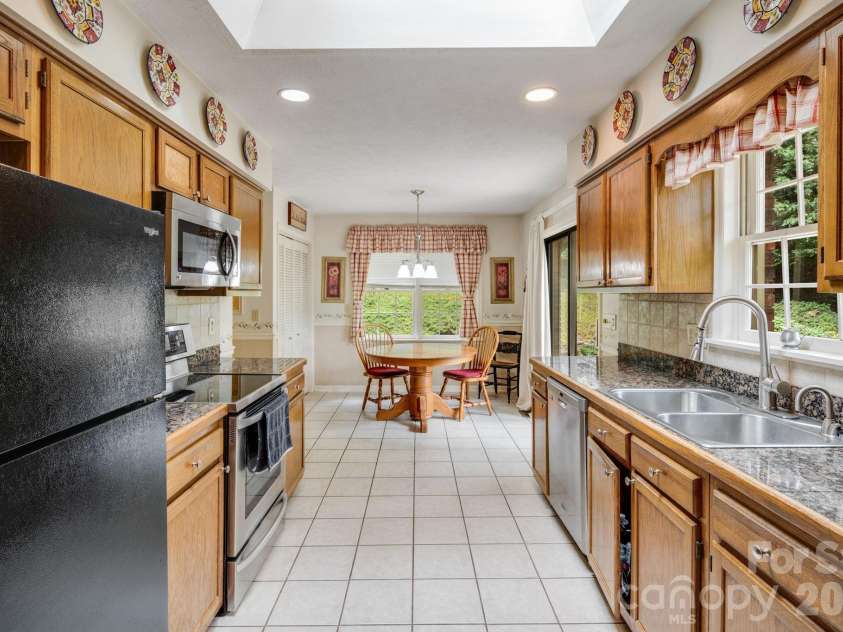 636 Goldview Drive, Hendersonville, NC 28791.  MLS# CAR4384604, YatesRealty ID 28699. 