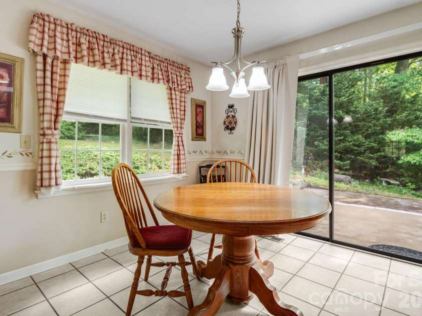 636 Goldview Drive, Hendersonville, NC 28791.  MLS# CAR4384604, YatesRealty ID 28699. Breakfast Area