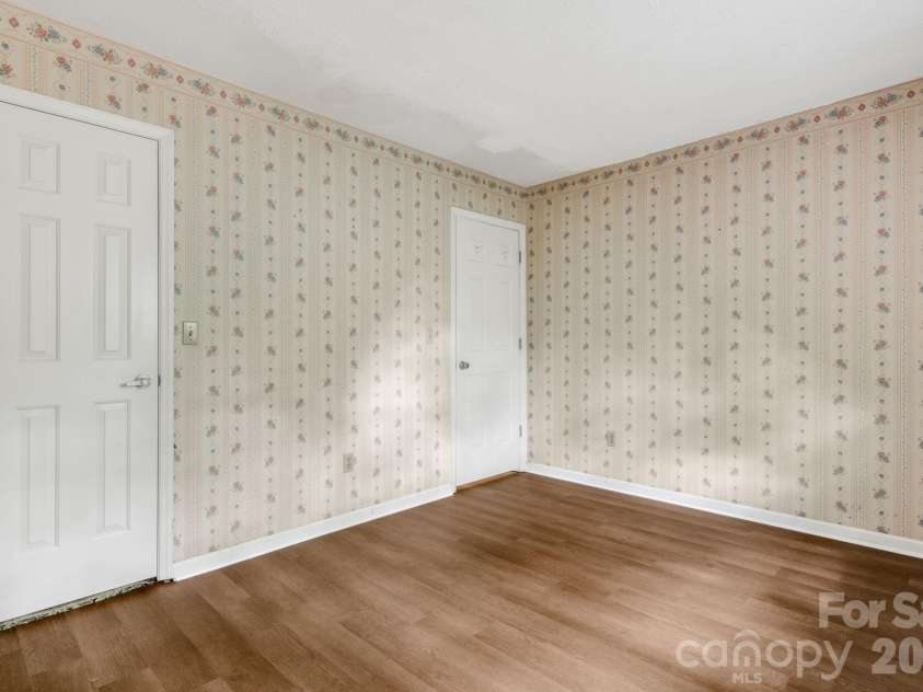 636 Goldview Drive, Hendersonville, NC 28791.  MLS# CAR4384604, YatesRealty ID 28699. Flex
