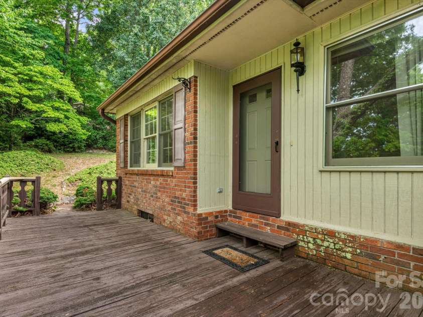 636 Goldview Drive, Hendersonville, NC 28791.  MLS# CAR4384604, YatesRealty ID 28699. Front Porch