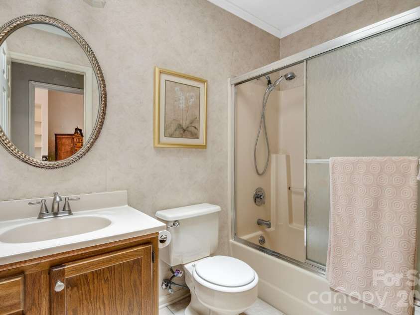 636 Goldview Drive, Hendersonville, NC 28791.  MLS# CAR4384604, YatesRealty ID 28699. Secondary Bathroom