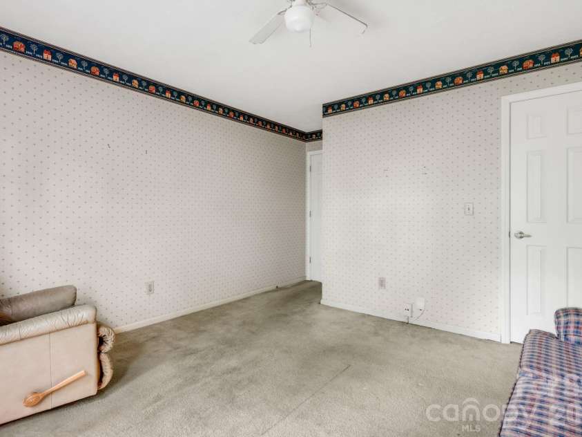 636 Goldview Drive, Hendersonville, NC 28791.  MLS# CAR4384604, YatesRealty ID 28699. Secondary Bedroom